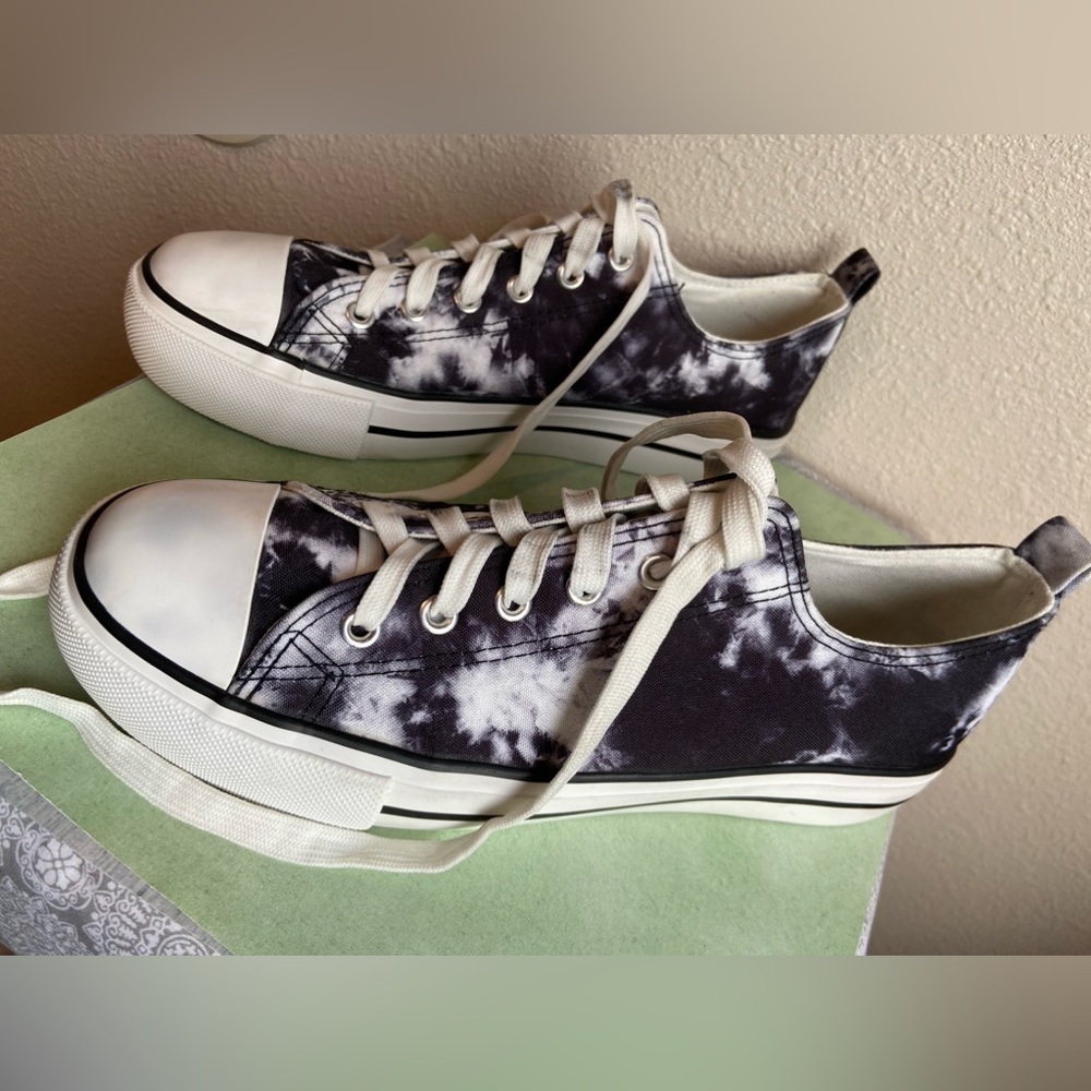 Olivia Miller~Classic Canvas~Black & White Tie-Dye Detail~Lace-Up Sneaker~Size 9